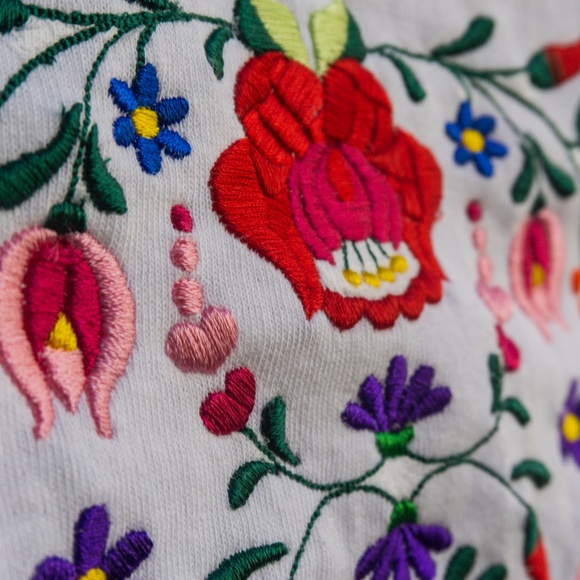 Embroidered Woman T-shirt with hungarian Kalocsa Flower design - Picture 3 of 8